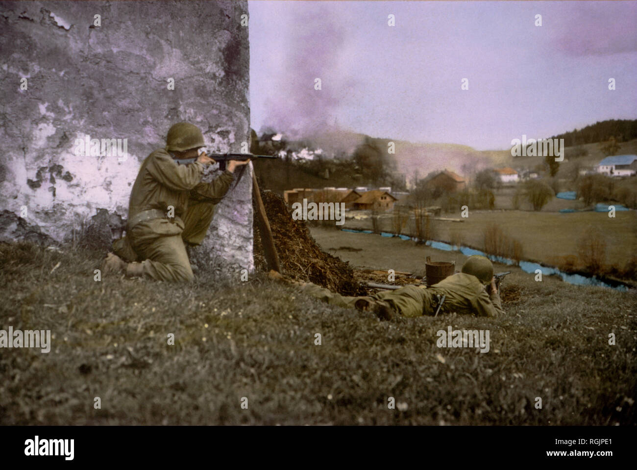 La cottura su una cittadina austriaca di fronte al confine tedesco, Europa Centrale Campagna, Western invasione alleata della Germania, 1945 Foto Stock