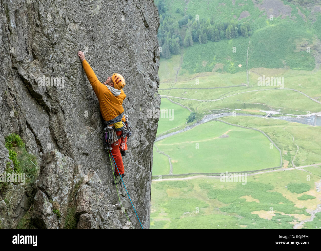 Regno Unito, Lake District, Langdale Valley, Gimmer roccioso, scalatore sulla roccia Foto Stock