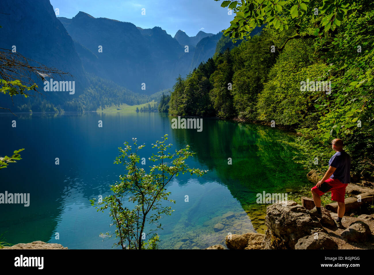 In Germania, in Baviera, Baviera, sulle Alpi di Berchtesgaden, Parco Nazionale di Berchtesgaden, Salet, lago Obersee, escursionista Foto Stock