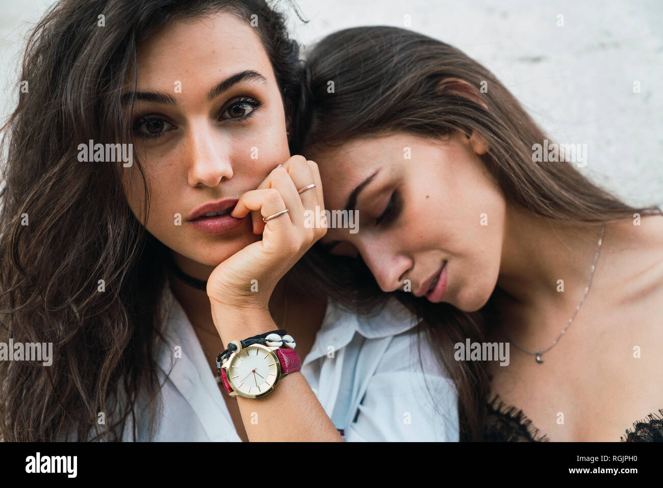 Ritratto di giovane donna con il suo migliore amico Foto Stock