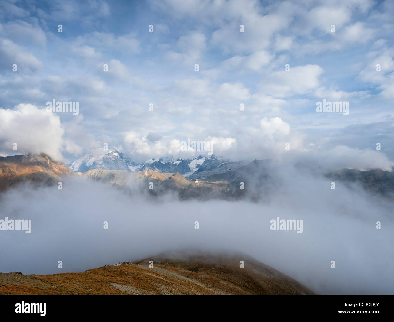 La regione di bordo Italia Svizzera, paesaggio di montagna con vista al Passo dello Stelvio e il massiccio dell'Ortles Foto Stock