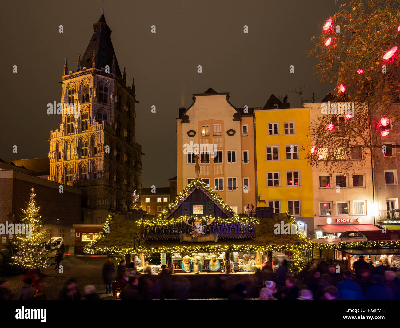Germania, Colonia, vista storico municipio e la fila di case con il mercatino di Natale in primo piano Foto Stock