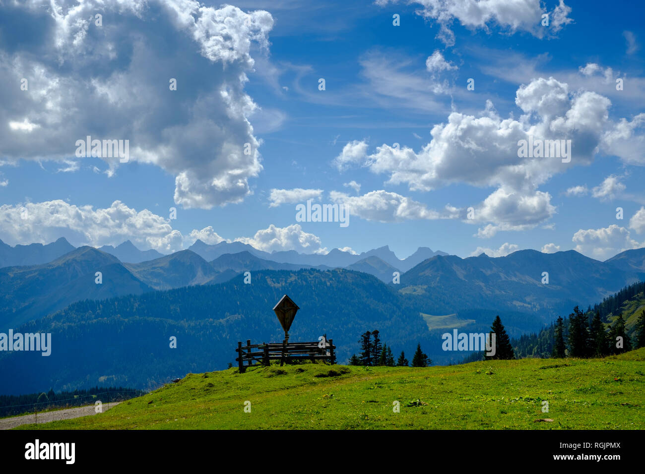 Austria, Tirolo, Juifen, Rotwand pascoli di montagna, vertice di croce Foto Stock
