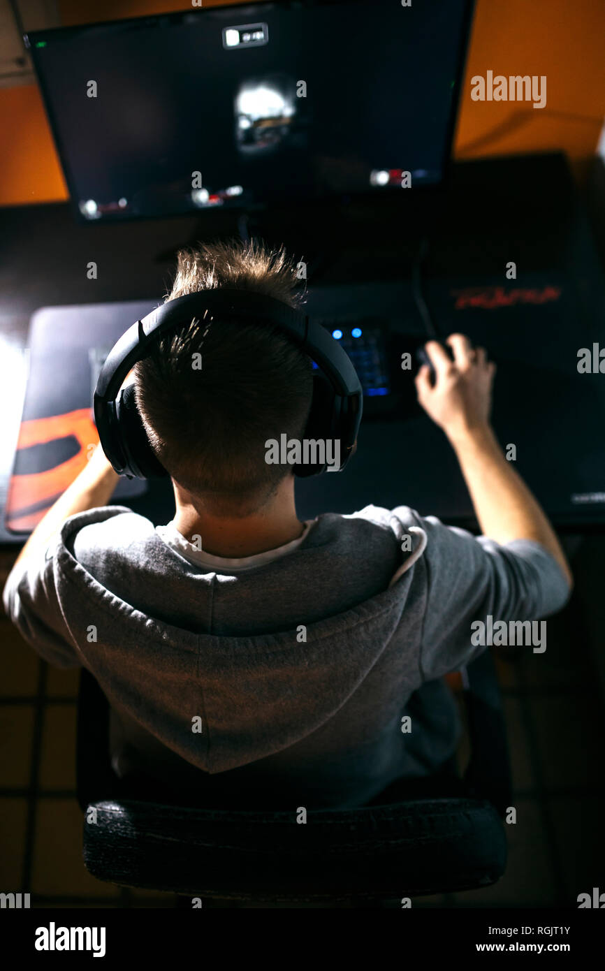 Giovane uomo seduto al PC, i giochi per computer Foto Stock