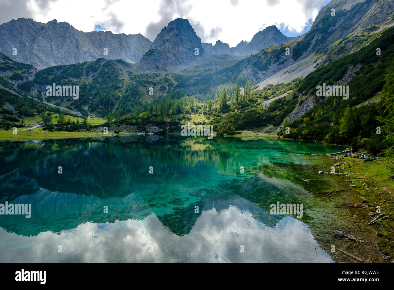 Austria, Tirolo, montagne del Wetterstein, Mieminger Kette, Ehrwald, Lago Seebensee, Sonnenspitze, Schartenkopf e Vorderer Drachenkopf Foto Stock