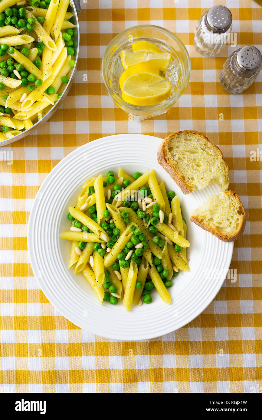 Penne con piselli e pinoli, dal di sopra Foto Stock