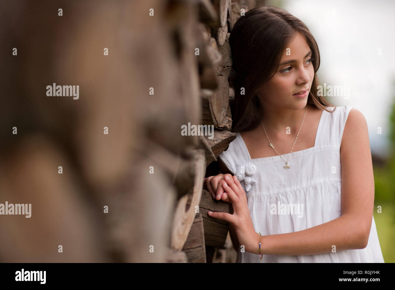 Ragazza Preteen appoggia contro una parete di roccia. Foto Stock