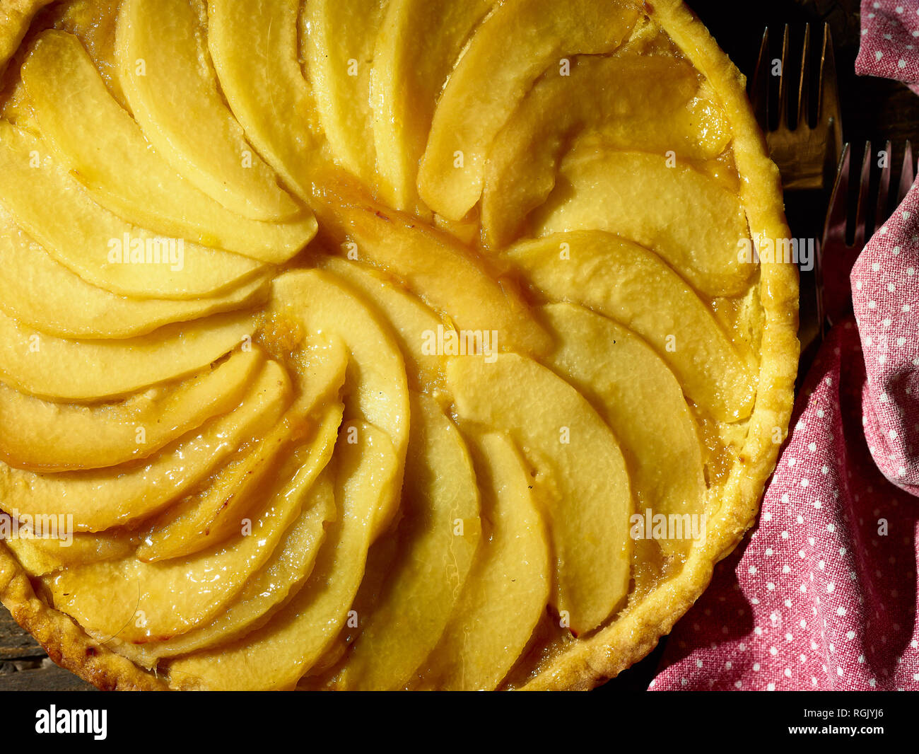 Flan di mele cotogne con le fette di mela cotogna in cima, cibo still-life fotografia Foto Stock