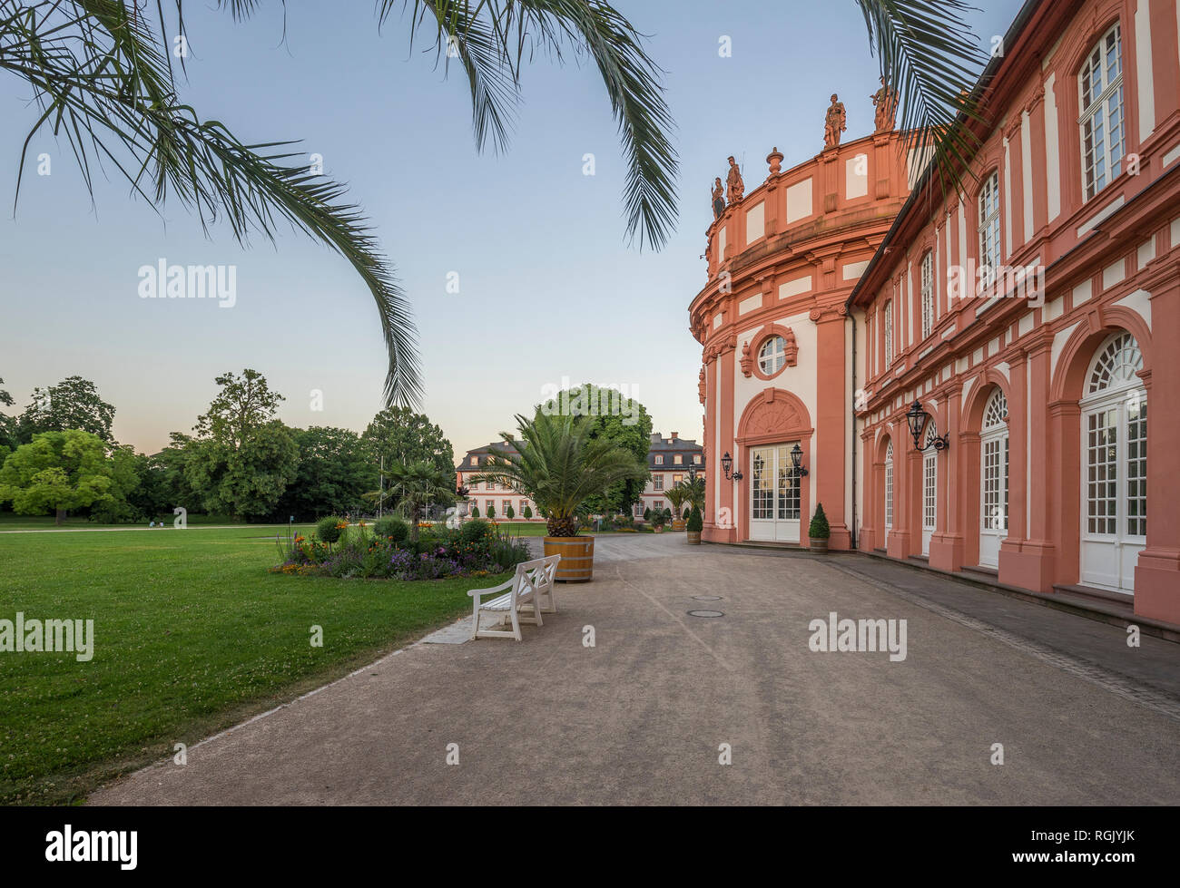 Germania, Hesse, Wiesbaden, Palazzo Biebrich di sera Foto Stock