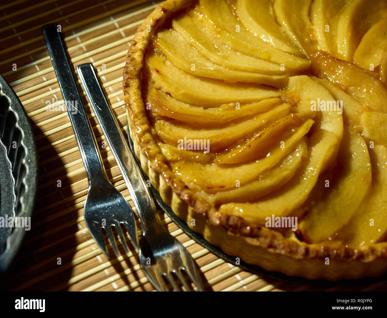 Flan di mela cotogna con fette di mela cotogna pattern food still-life fotografia Foto Stock