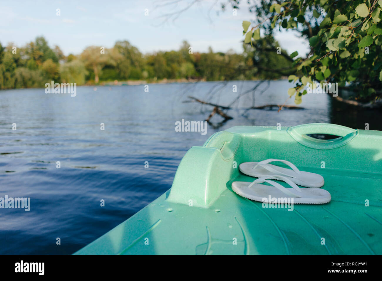 Il flip flop sul pedalò in un lago Foto Stock