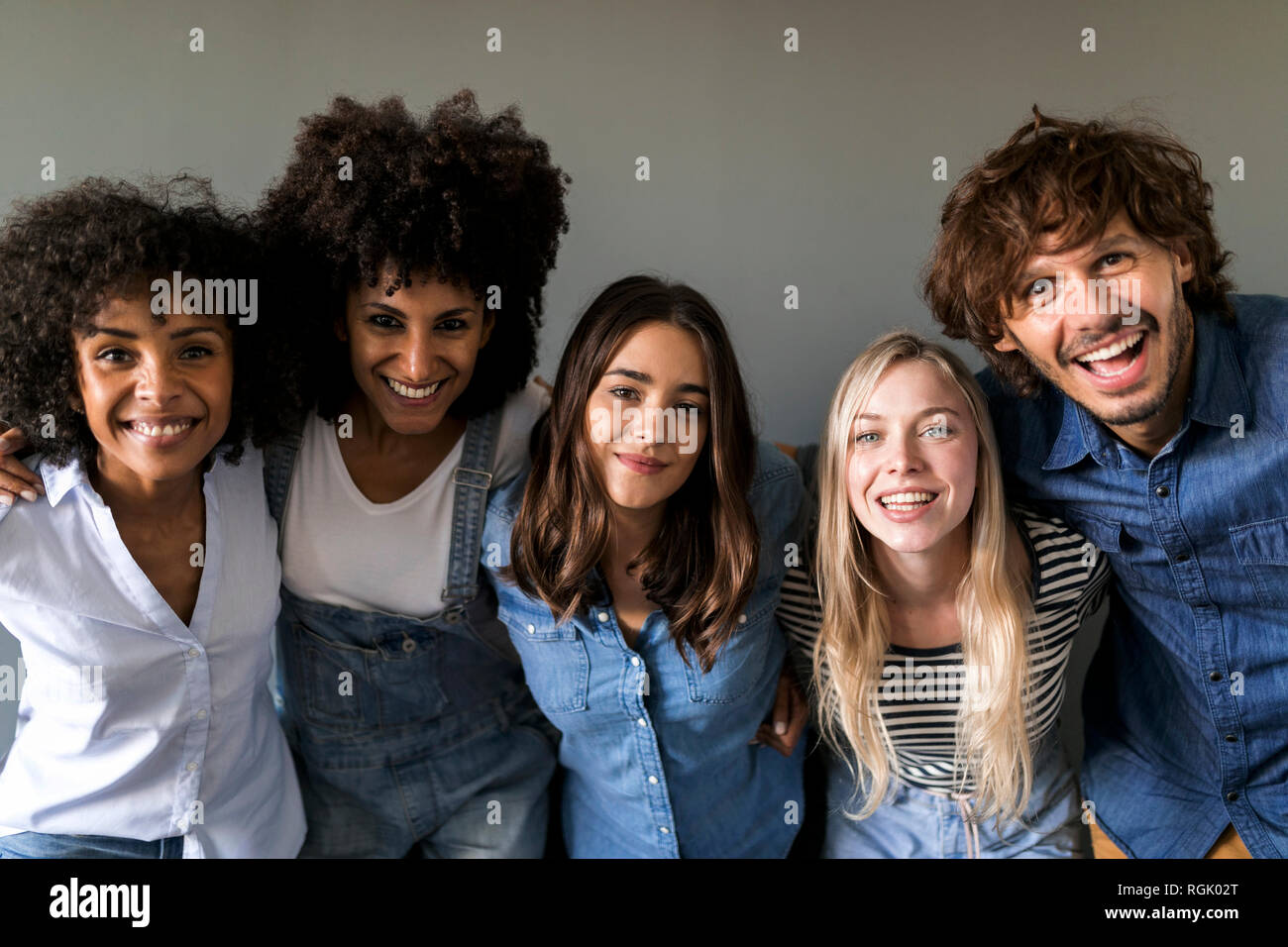 Ritratto di gruppo di felice amici Foto Stock