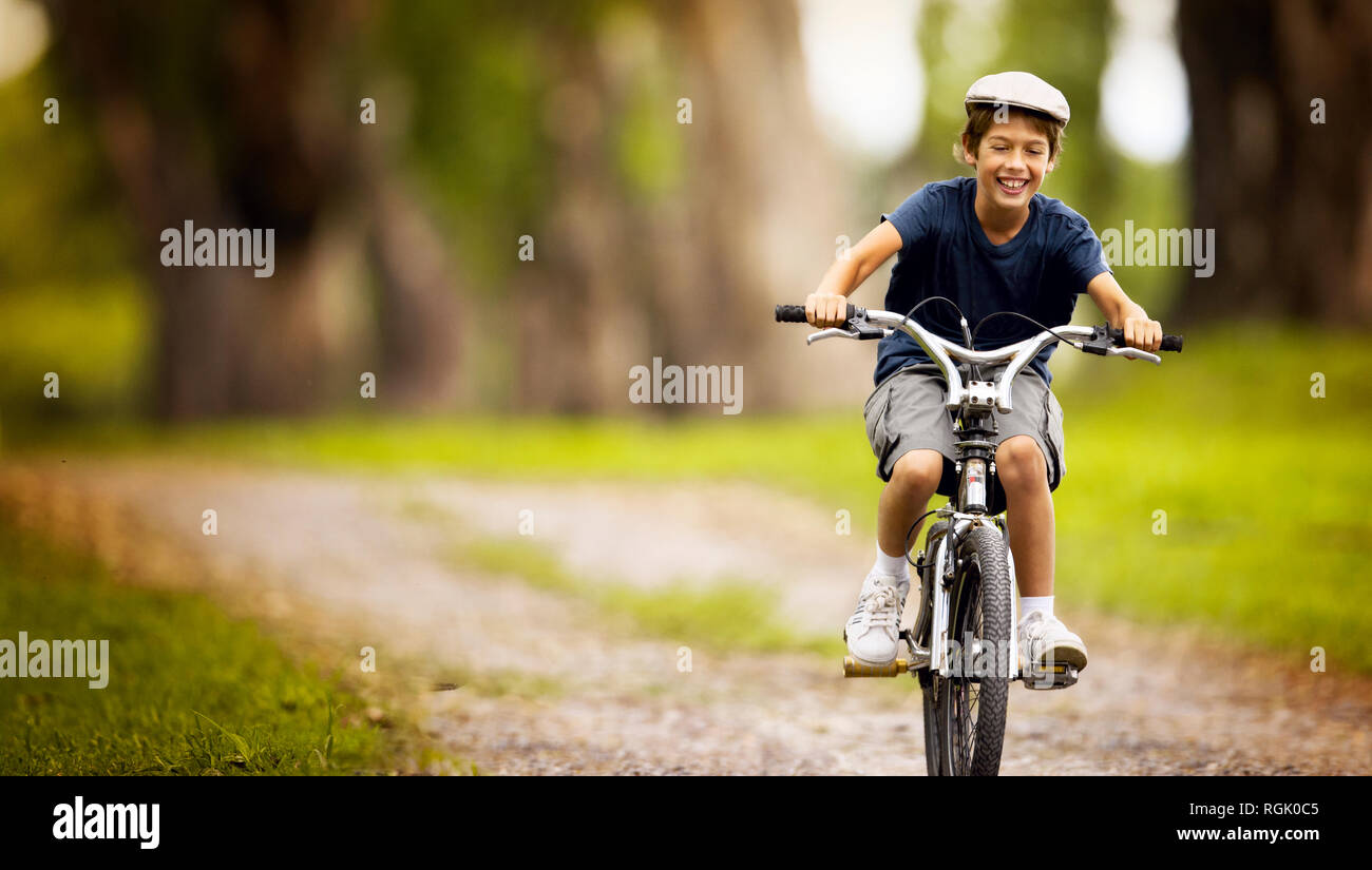 Ragazzo in sella alla sua moto su un sentiero. Foto Stock