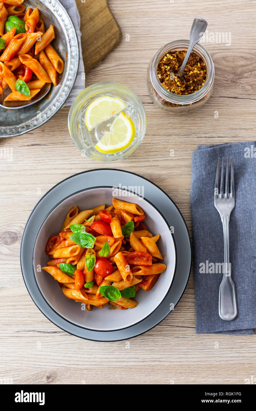 Penne con pomodoro e basilico in vaso da sopra Foto Stock