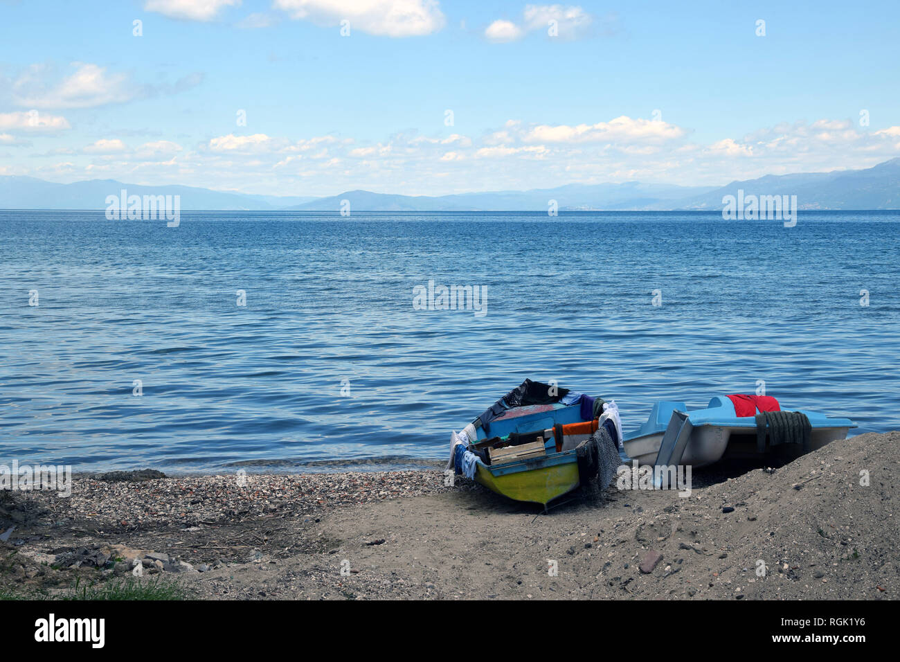 Barche e Pedalò sul lago di Ohrid sulla spiaggia. Pogradec, Albania. Foto Stock