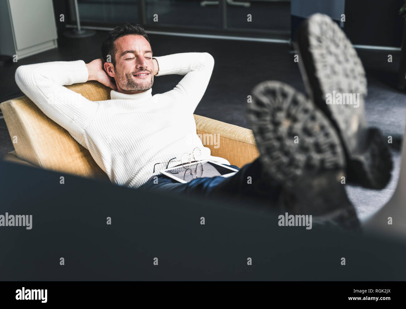 Imprenditore rilassante in ufficio Foto Stock