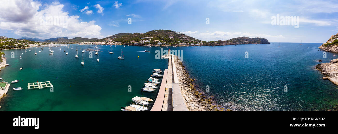Isole Baleari spagna maiorca andratx regione, vista aerea del porto d'Andratx, costa e porto naturale con il faro Foto Stock