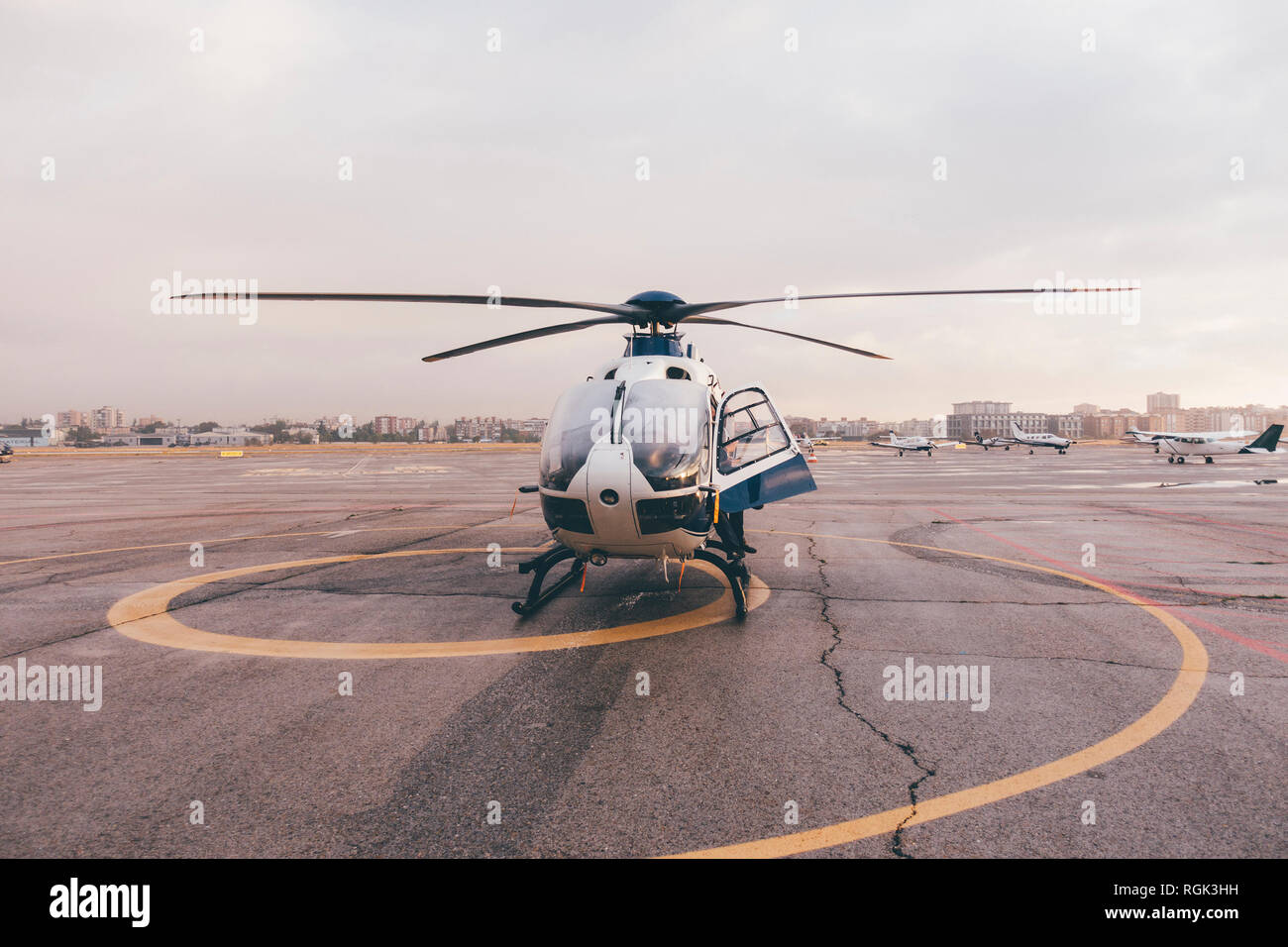 Elicottero sul campo dell'aria Foto Stock