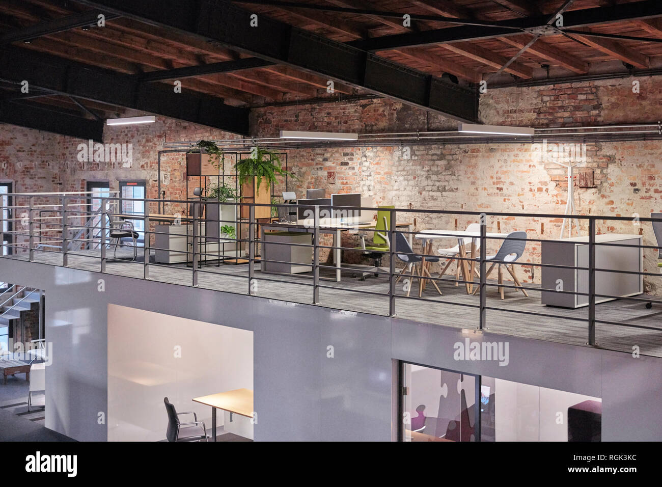 Interno di un moderno stile industriale ufficio loft Foto stock - Alamy