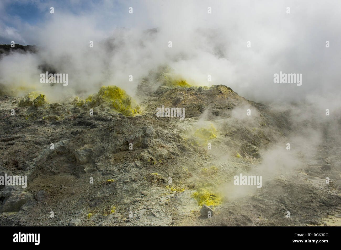 Hokkaido, Akan Mashu National Park, pezzi di zolfo su Iozan, montagna di zolfo, vulcano attivo area Foto Stock