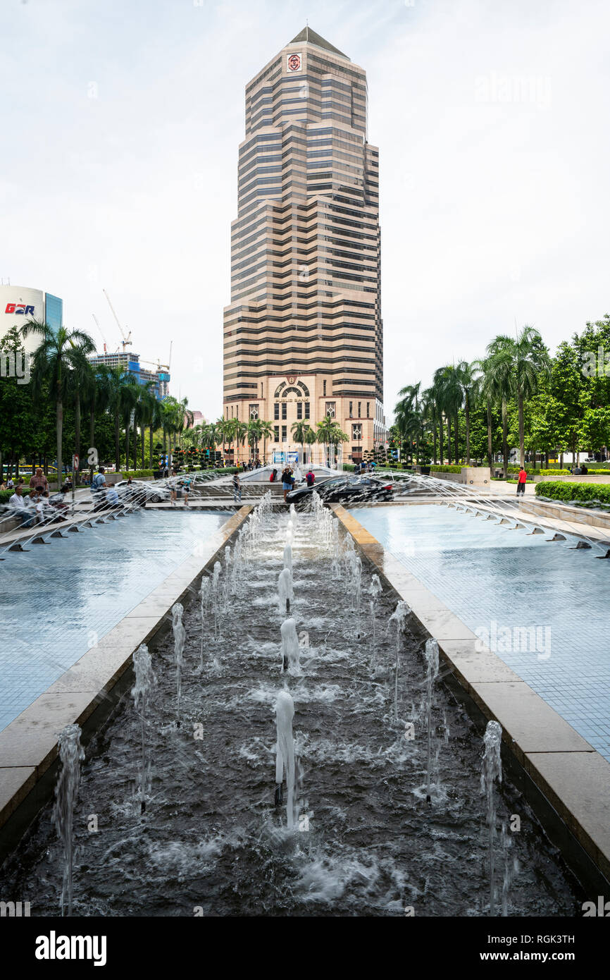 Una vista delle fontane tra i grattacieli di Kuala Lumpur in Malesia Foto Stock