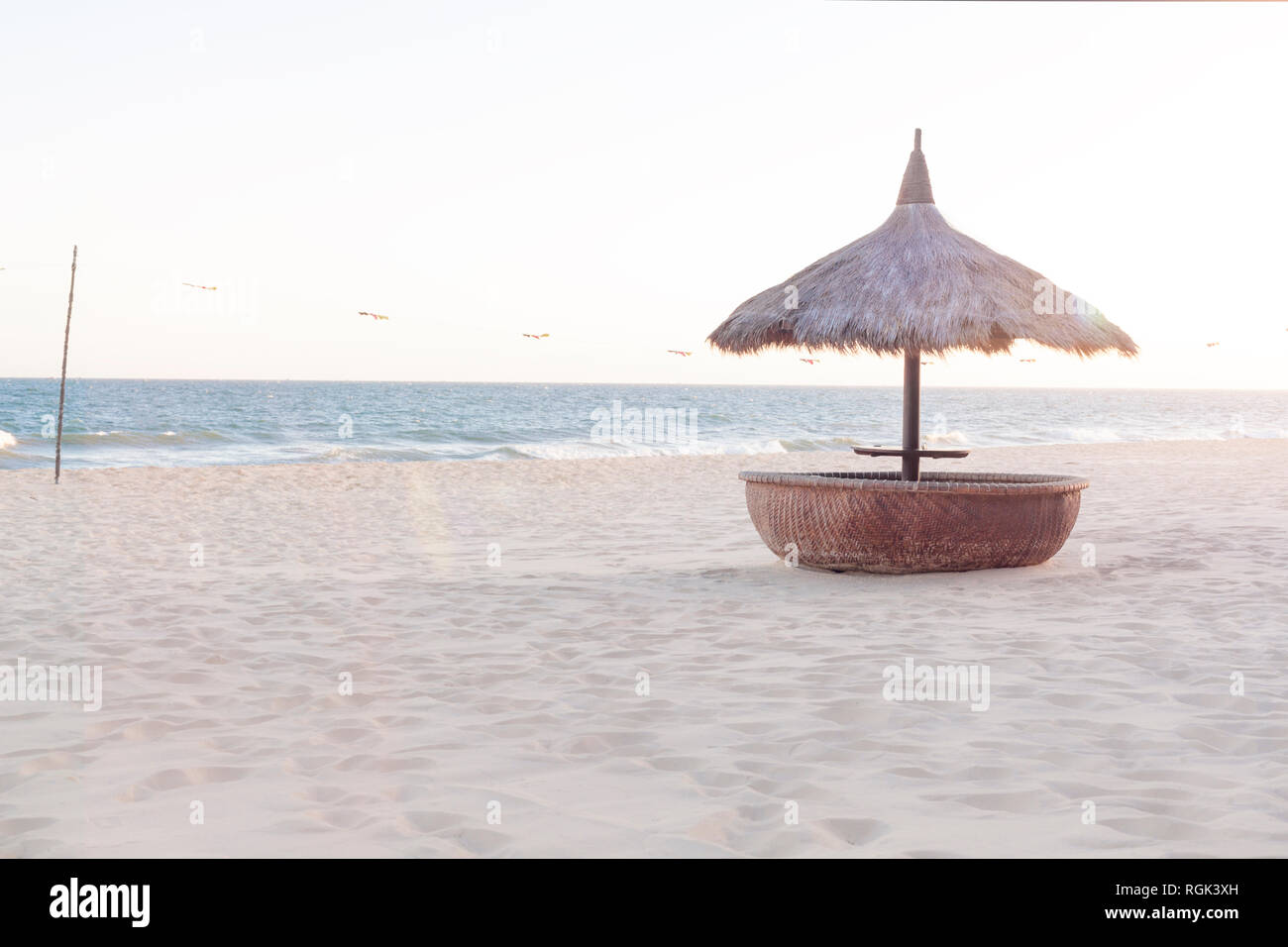 Il Vietnam, Mui Ne, Thung Chai, tipica barca da pesca in spiaggia al tramonto Foto Stock