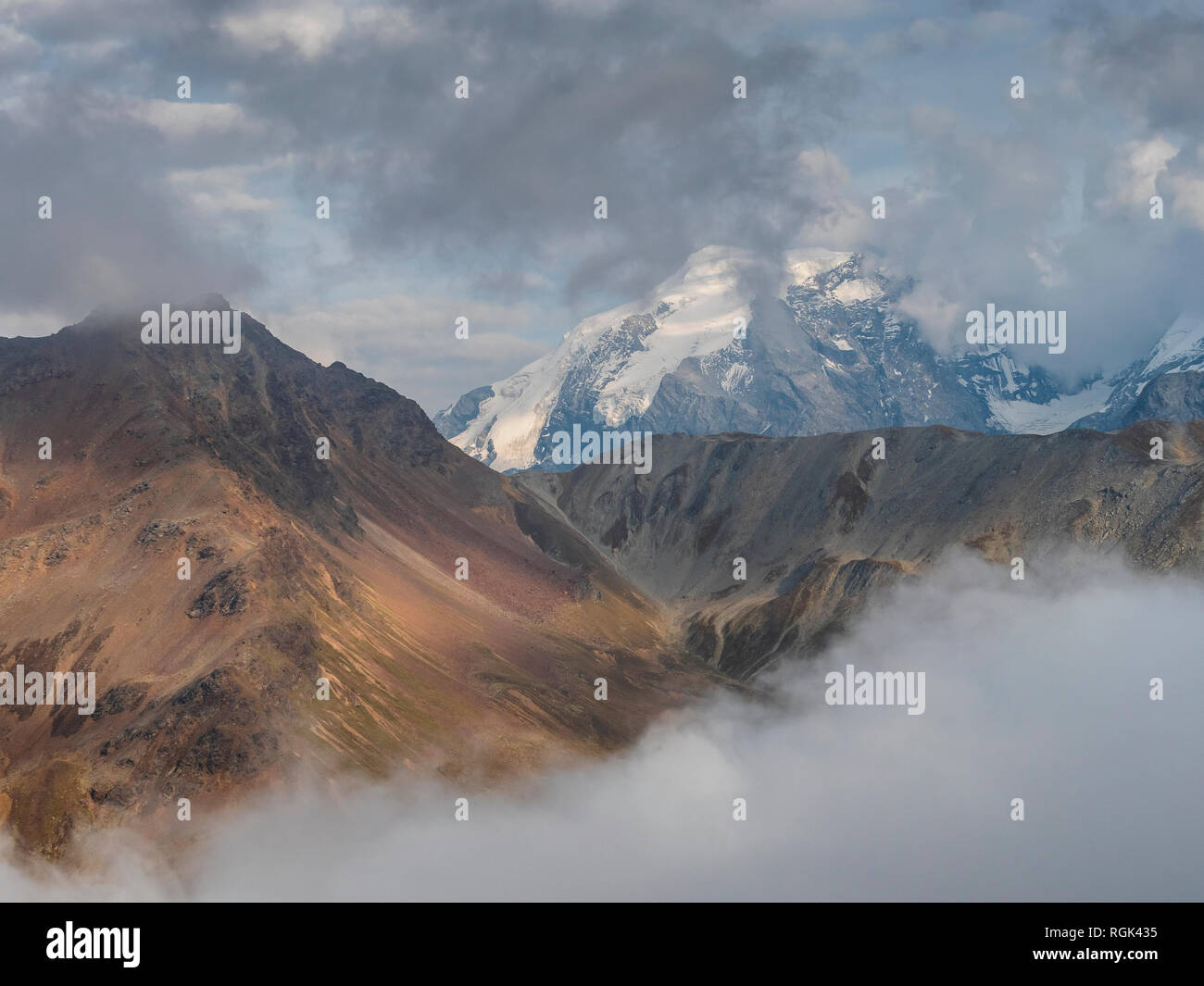 La regione di bordo Italia Svizzera, paesaggio di montagna con cime Ortles Foto Stock
