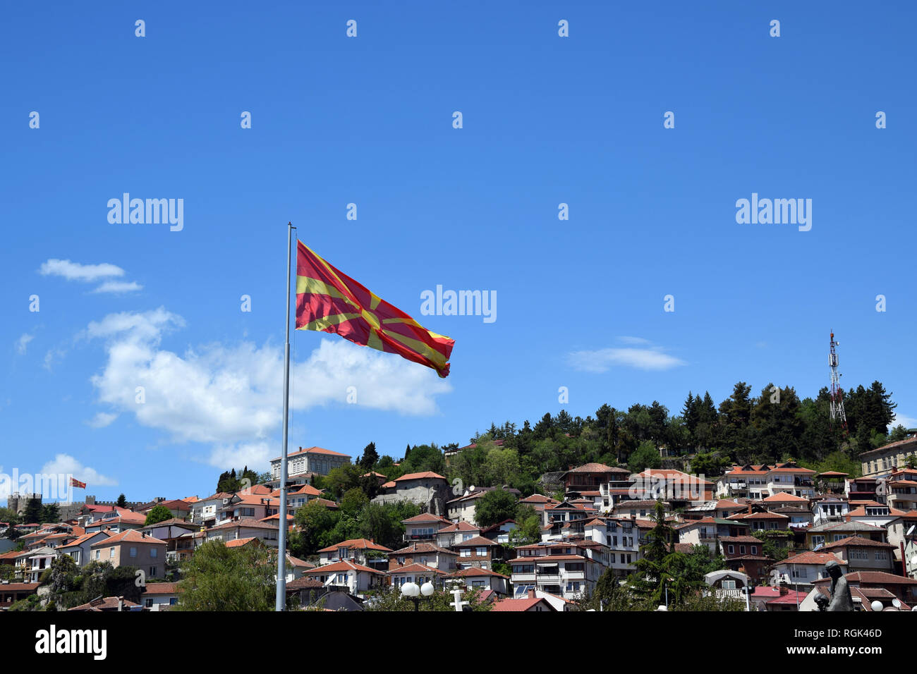 Bandiera macedone di Ohrid città e Tsar Samuel fortezza dello sfondo. Ohrid Macedonia Foto Stock