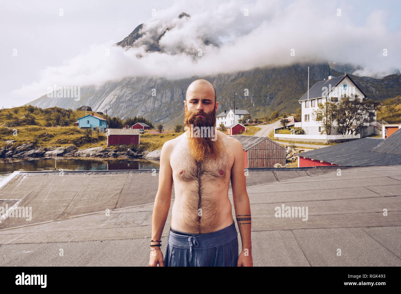 Norvegia Lofoten, ritratto di shirtless uomo con barba completa Foto Stock