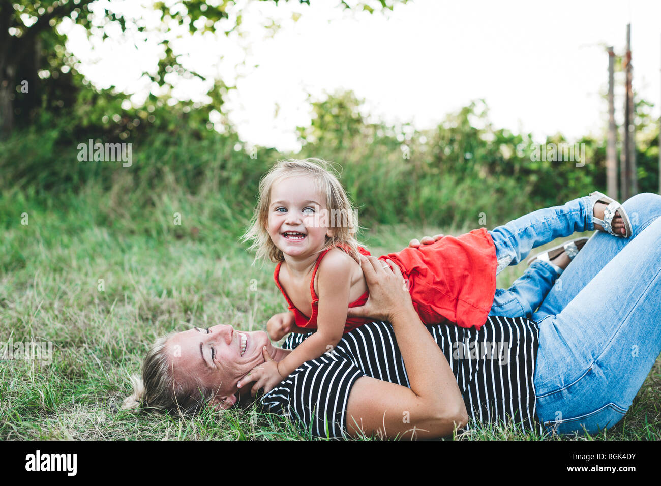 Ritratto di felice ragazza con la madre sul prato Foto Stock