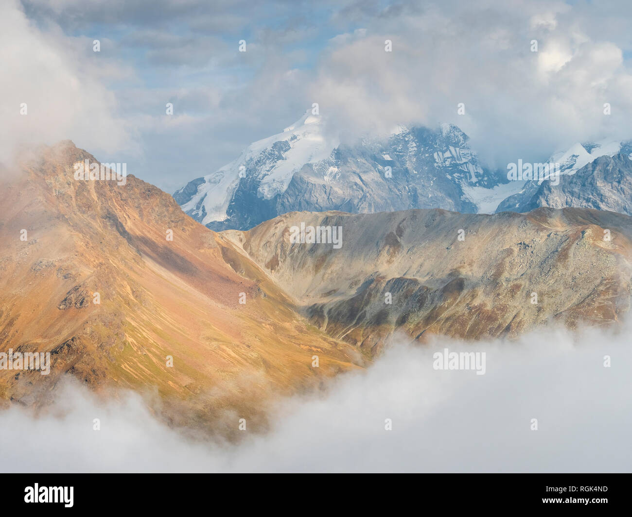 La regione di bordo Italia Svizzera, paesaggio di montagna con cime Ortles Foto Stock