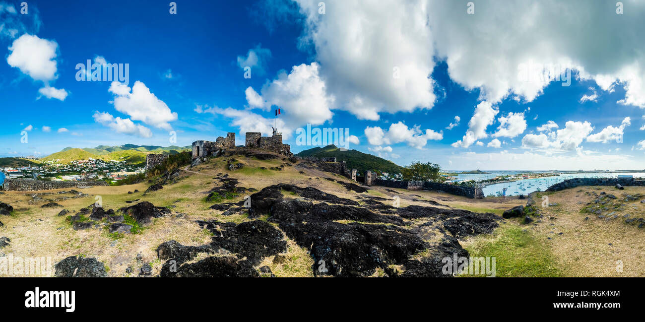 Caraibi, Sint Maarten, vista di Marigot Bay e la massa di sabbia Foto Stock