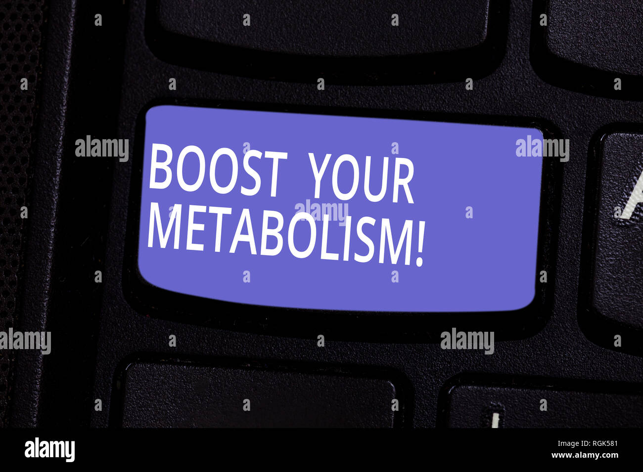 Conceptual la scrittura a mano che mostra incrementa il tuo metabolismo. Business photo testo velocizzando la ripartizione del cibo apporto calorico dei tasti della tastiera intenzione di Foto Stock