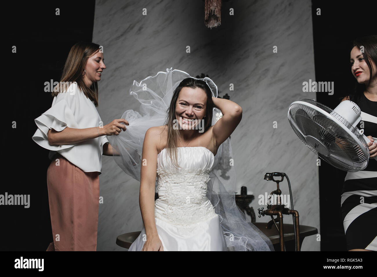 Fidanzate aiutando sposa con i preparativi per la celebrazione dei matrimoni Foto Stock Fidanzate aiutando sposa con i preparativi per la celebrazione dei matrimoni Foto Stock