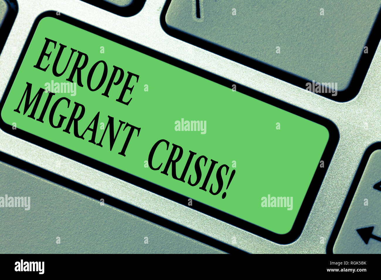 La grafia la scrittura di testo Europa crisi migranti. Concetto europeo di significato la crisi di rifugiati da un periodo inizio 2015 Tastiera intenzione di creare Foto Stock
