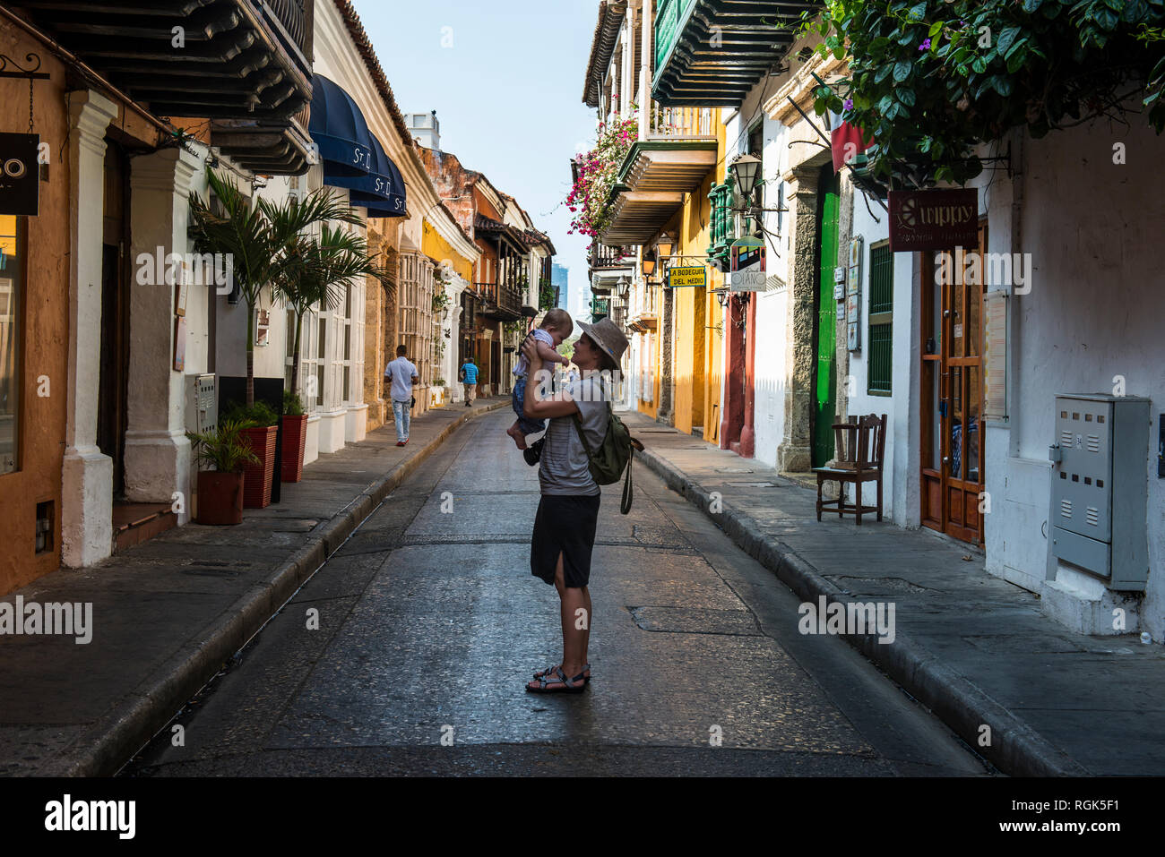 La Colombia, Cartagena, città vecchia, madre tenendo il suo bambino Foto Stock