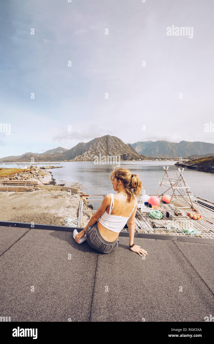 Norvegia Lofoten, vista posteriore della donna che guarda a distanza Foto Stock