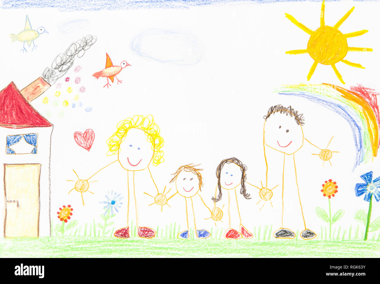 Disegno per bambini, famiglia felice con la casa, il giardino, il sole e il Rainbow Foto Stock