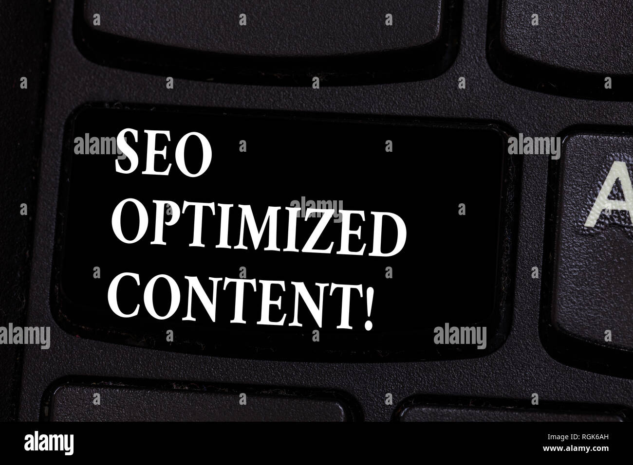 La scrittura della nota mostra Seo ottimizzato il contenuto. Business photo vetrina per rendere le pagine del sito attraente per i motori di ricerca chiave di tastiera intenzione di crea Foto Stock