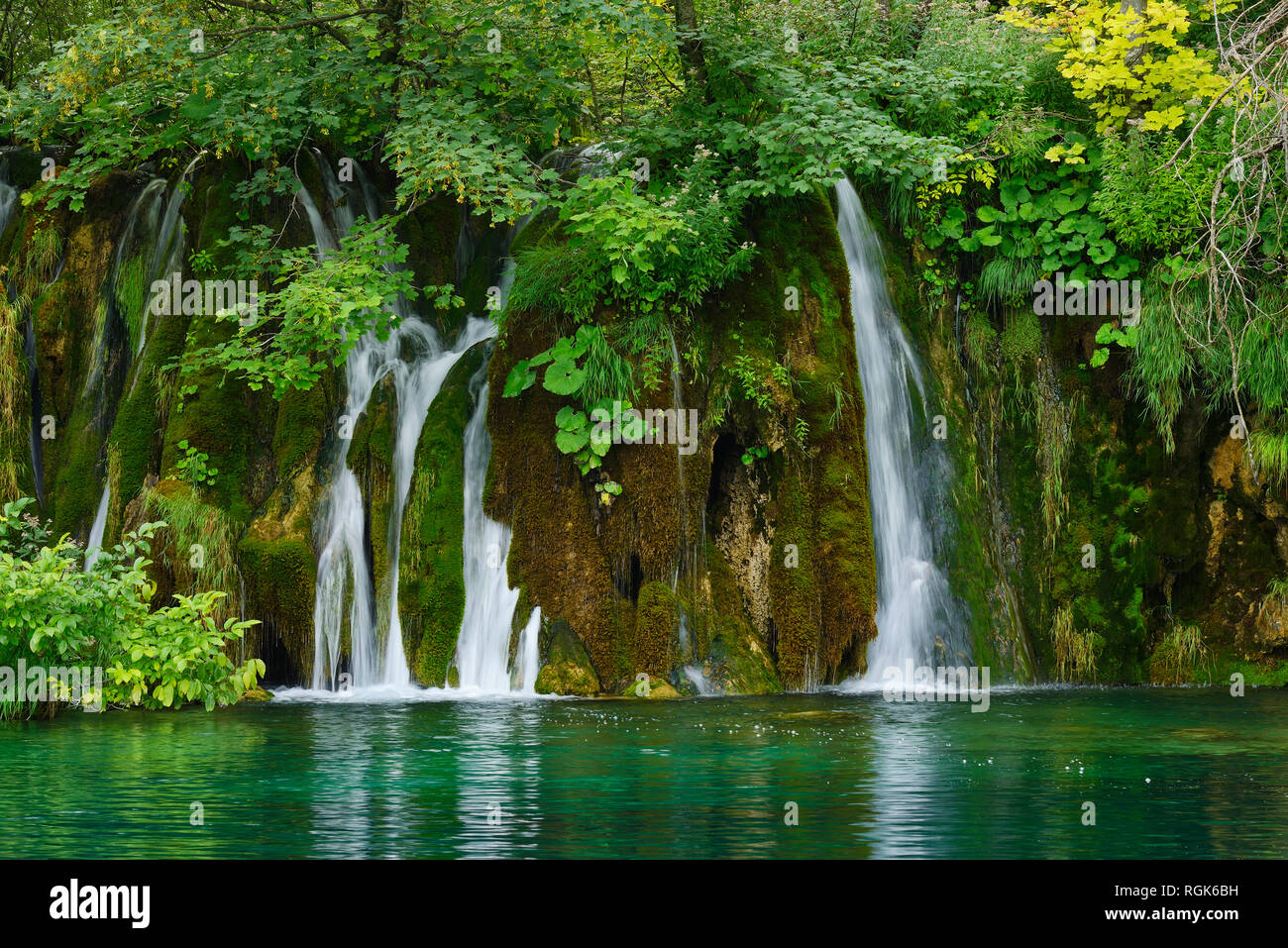 La cascata nel Parco Nazionale dei Laghi di Plitvice, patrimonio mondiale dell UNESCO, Croazia Foto Stock