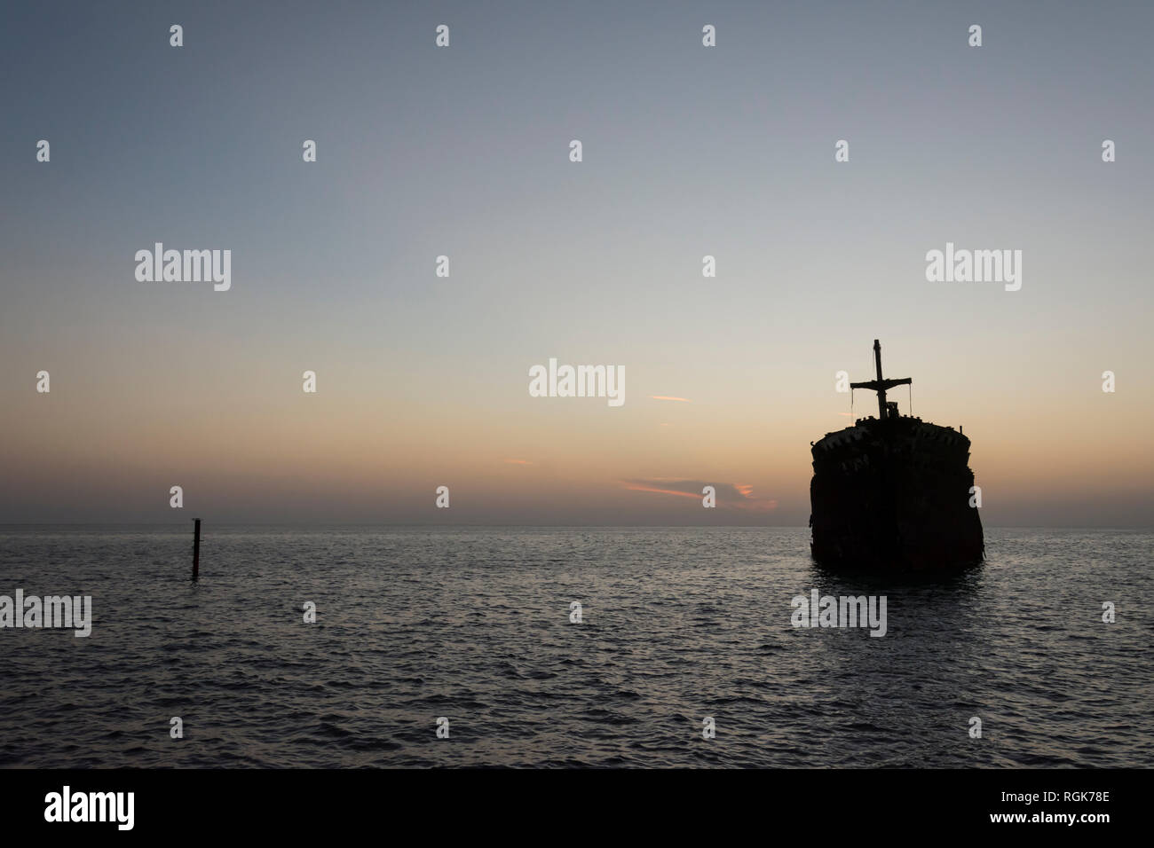La nave greca relitto in kish island dopo il tramonto Foto Stock