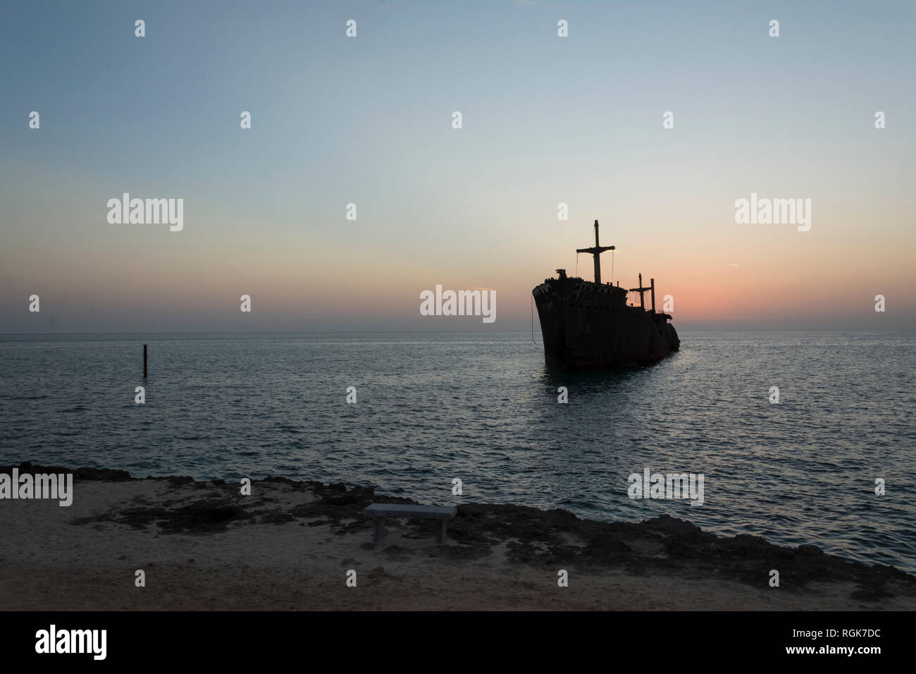 La nave greca relitto in kish island al tramonto Foto Stock