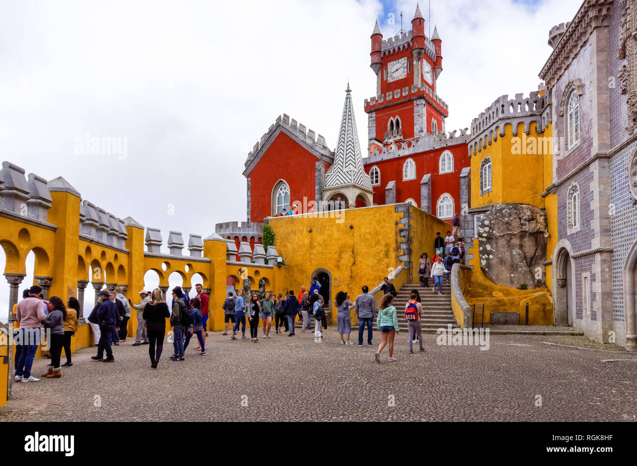 I turisti a gli archi in cantiere la pena Palazzo Nazionale di Sintra, Portogallo Foto Stock