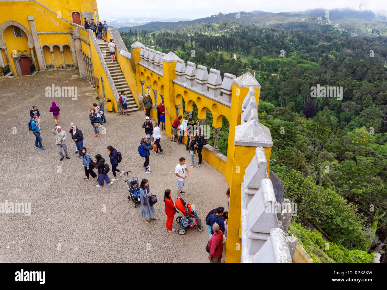 I turisti a gli archi in cantiere la pena Palazzo Nazionale di Sintra, Portogallo Foto Stock