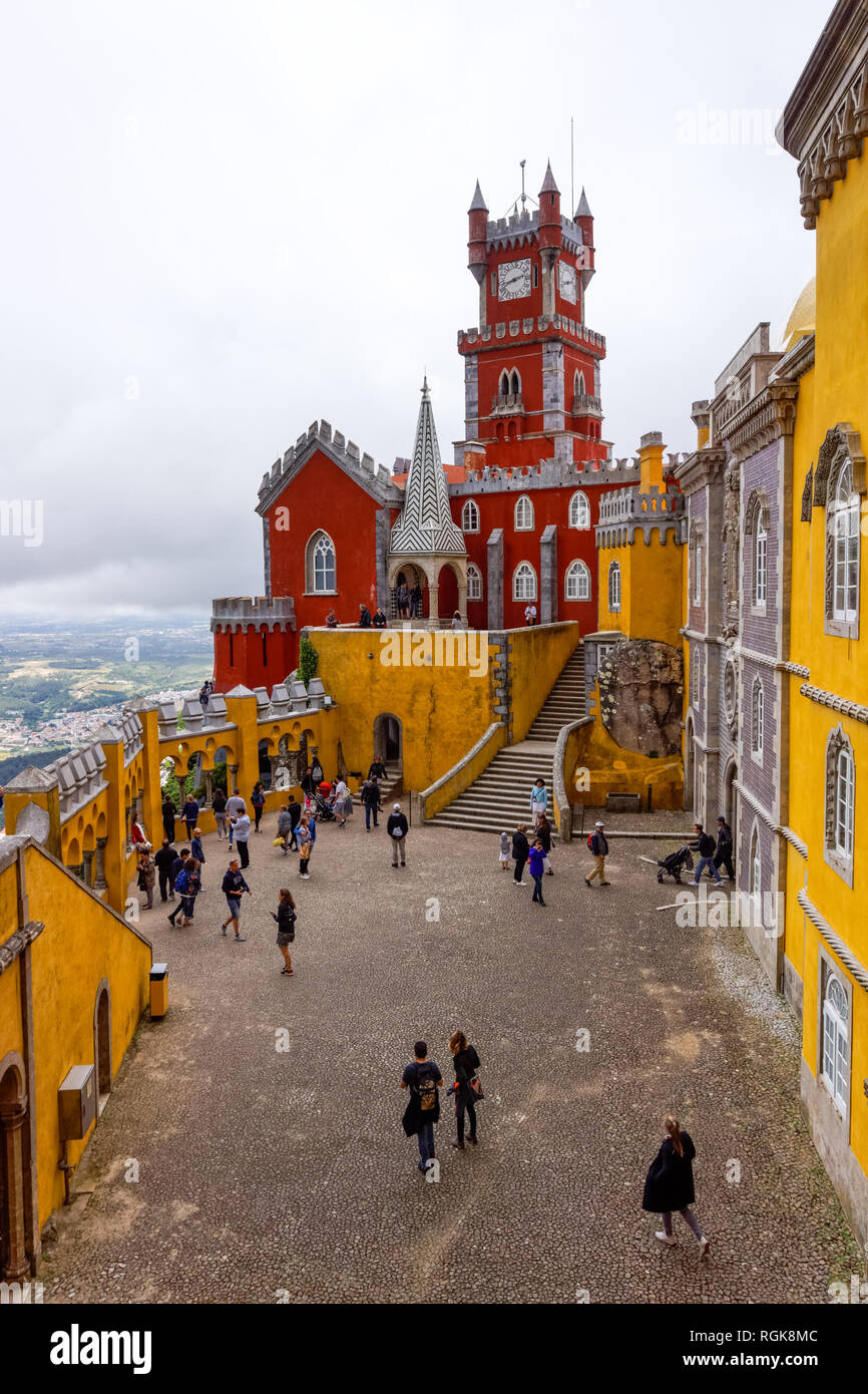 I turisti a gli archi in cantiere la pena Palazzo Nazionale di Sintra, Portogallo Foto Stock