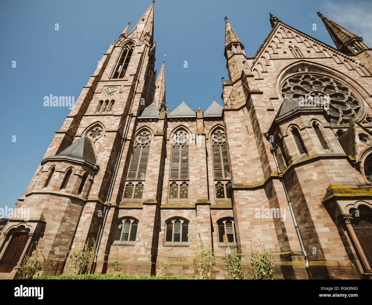 Strasburgo, Francia - Luglio 16, 2018: La Chiesa di San Paolo di Strasburgo Eglise reformee Saint-Paul la grande architettura revival gotico edificio nel centro di Strasburgo, l'ampio angolo di vista da sotto Foto Stock