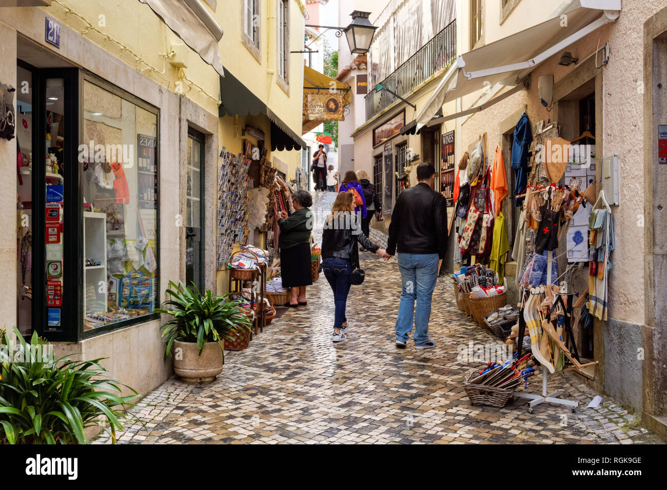 Turisti che visitano negozi di souvenir a Sintra, Portogallo Foto Stock