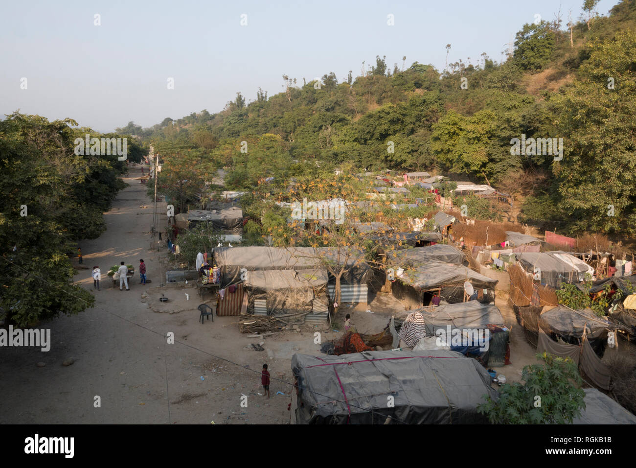 Rifugio di base della povertà comunità vivono alla periferia di Haridwar, Uttarakhand, India Foto Stock