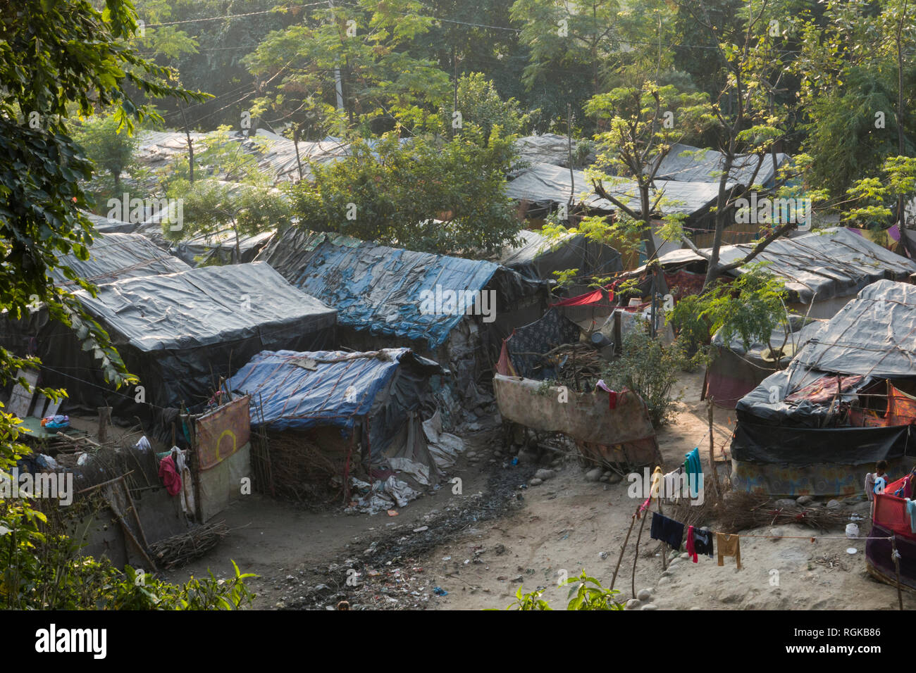 Rifugio di base della povertà comunità vivono alla periferia di Haridwar, Uttarakhand, India Foto Stock