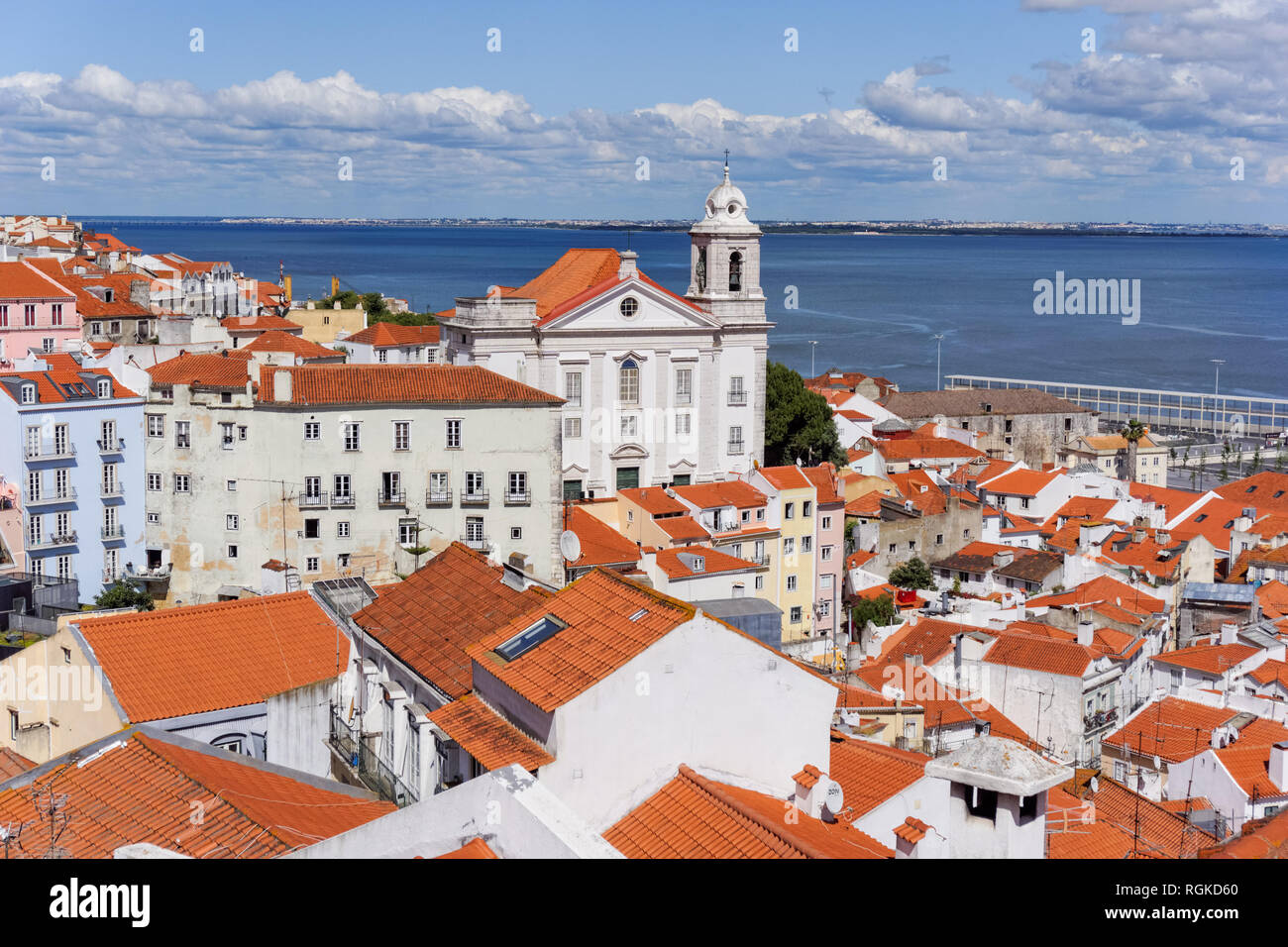 Lisbona, Portogallo, vista del quartiere di Alfama e il fiume Tago Foto Stock